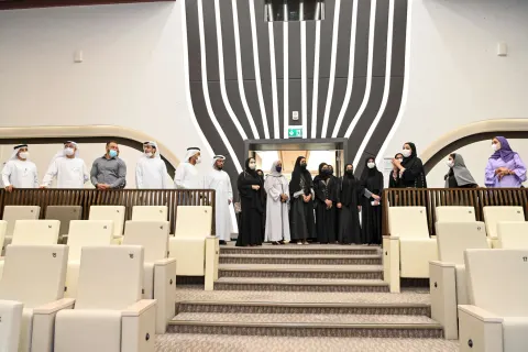 موظفو وزارة الطاقة والبنية التحتية يزورون مكتبة محمد بن راشد