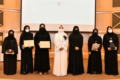 "الوزارة" تكرم موظفيها الحاصلين على الشهادات العليا والمتطوعين