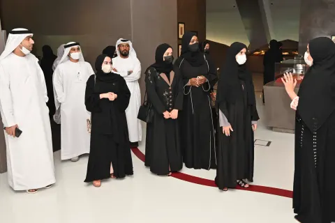 موظفو وزارة الطاقة والبنية التحتية يزورون مكتبة محمد بن راشد