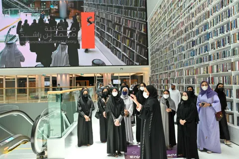 موظفو وزارة الطاقة والبنية التحتية يزورون مكتبة محمد بن راشد