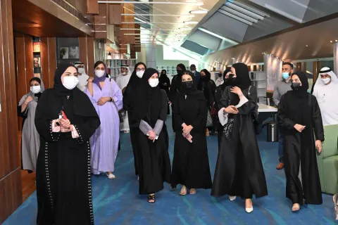 موظفو وزارة الطاقة والبنية التحتية يزورون مكتبة محمد بن راشد