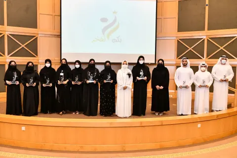 "الوزارة" تكرم موظفيها الحاصلين على الشهادات العليا والمتطوعين