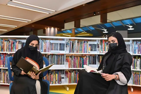 موظفو وزارة الطاقة والبنية التحتية يزورون مكتبة محمد بن راشد
