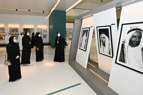 موظفو وزارة الطاقة والبنية التحتية يزورون مكتبة محمد بن راشد